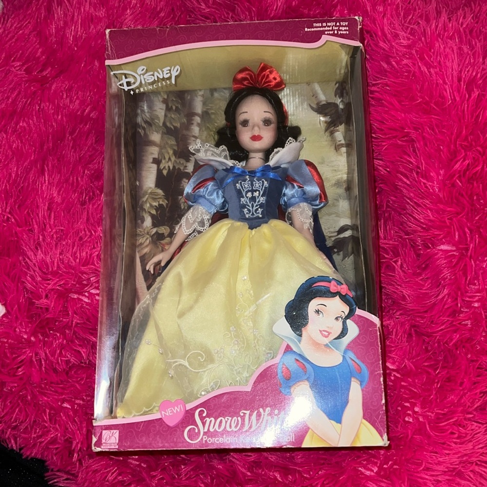 Vintage Disney Snow White porcelain keepsake doll brass key inc new in box